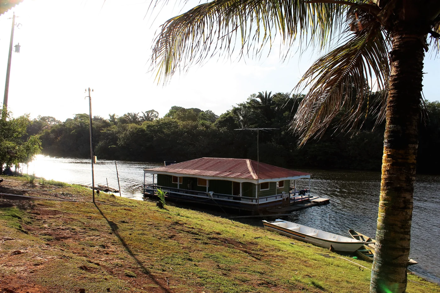 Moradia flutuante em Manaquiri, Amazonas, em foto de arquivo de leandromottas de 4/4/2015; não registra a distribuição atual de ajuda.