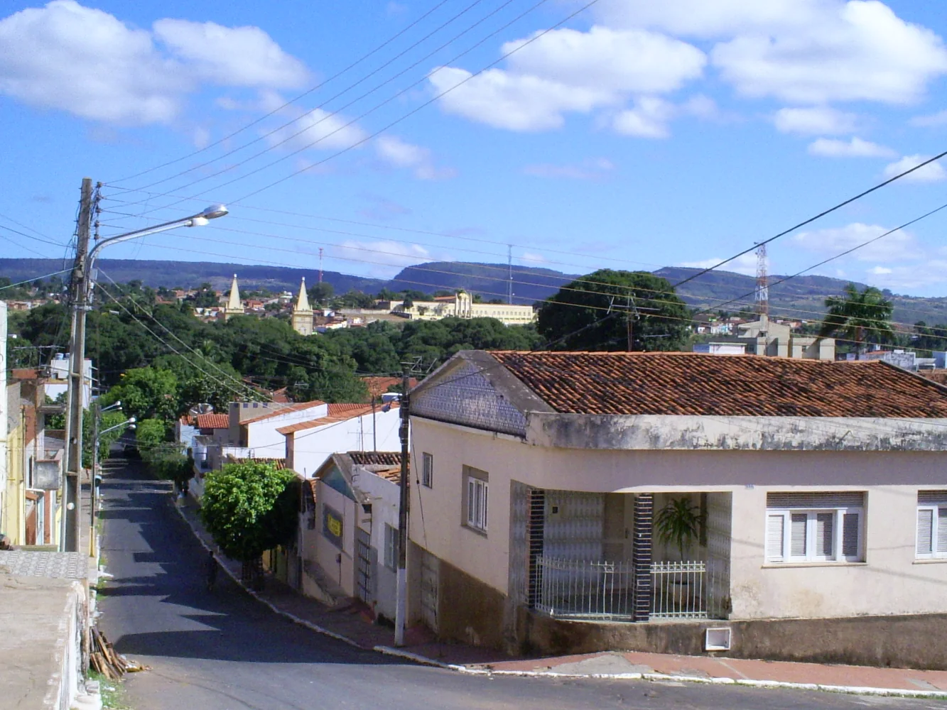 Foto de arquivo da Rua Padre Sucupira, em Crato (CE), de Aristides Tavares de Figueiredo; data do registro não informada.