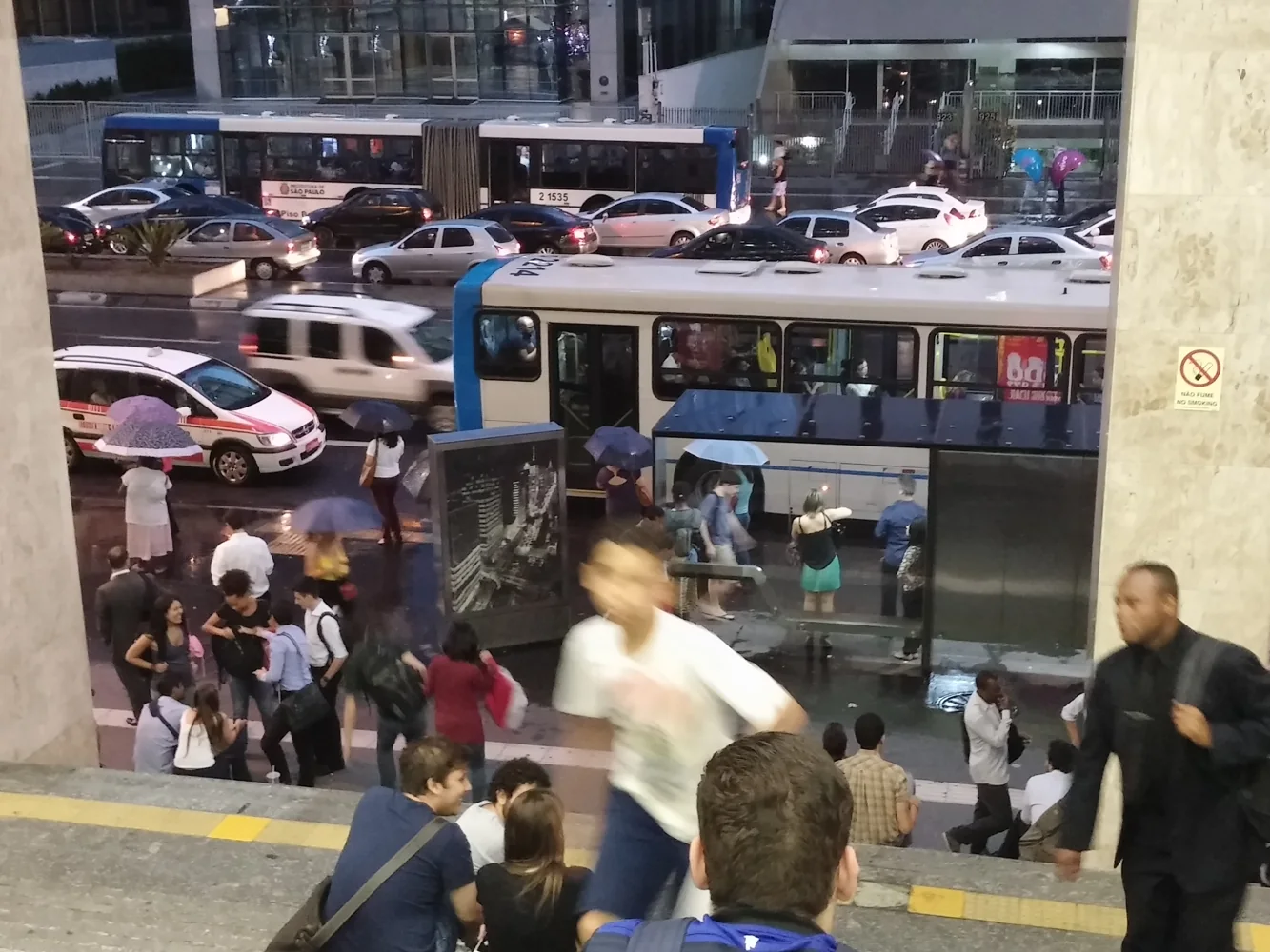 Foto de arquivo de chuva e trânsito na Avenida Paulista, São Paulo (SP), em 3 de novembro de 2014.