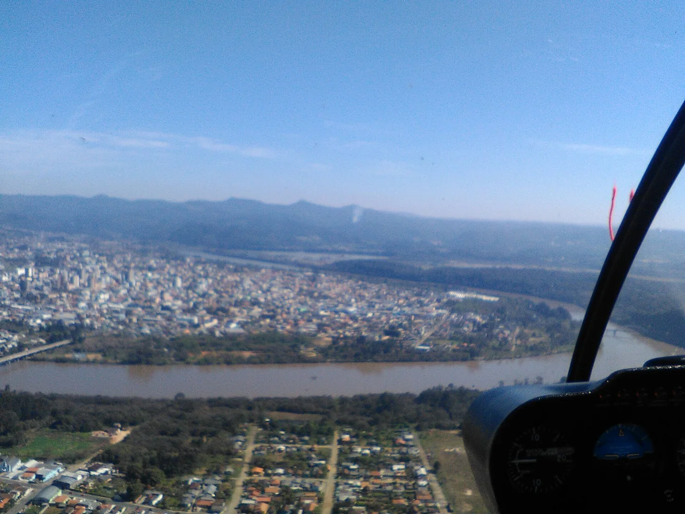 Rio Iguaçu e área urbana de União da Vitória (PR), em setembro de 2016. Foto de arquivo; não mostra o nível observado em 27/10/2026.
