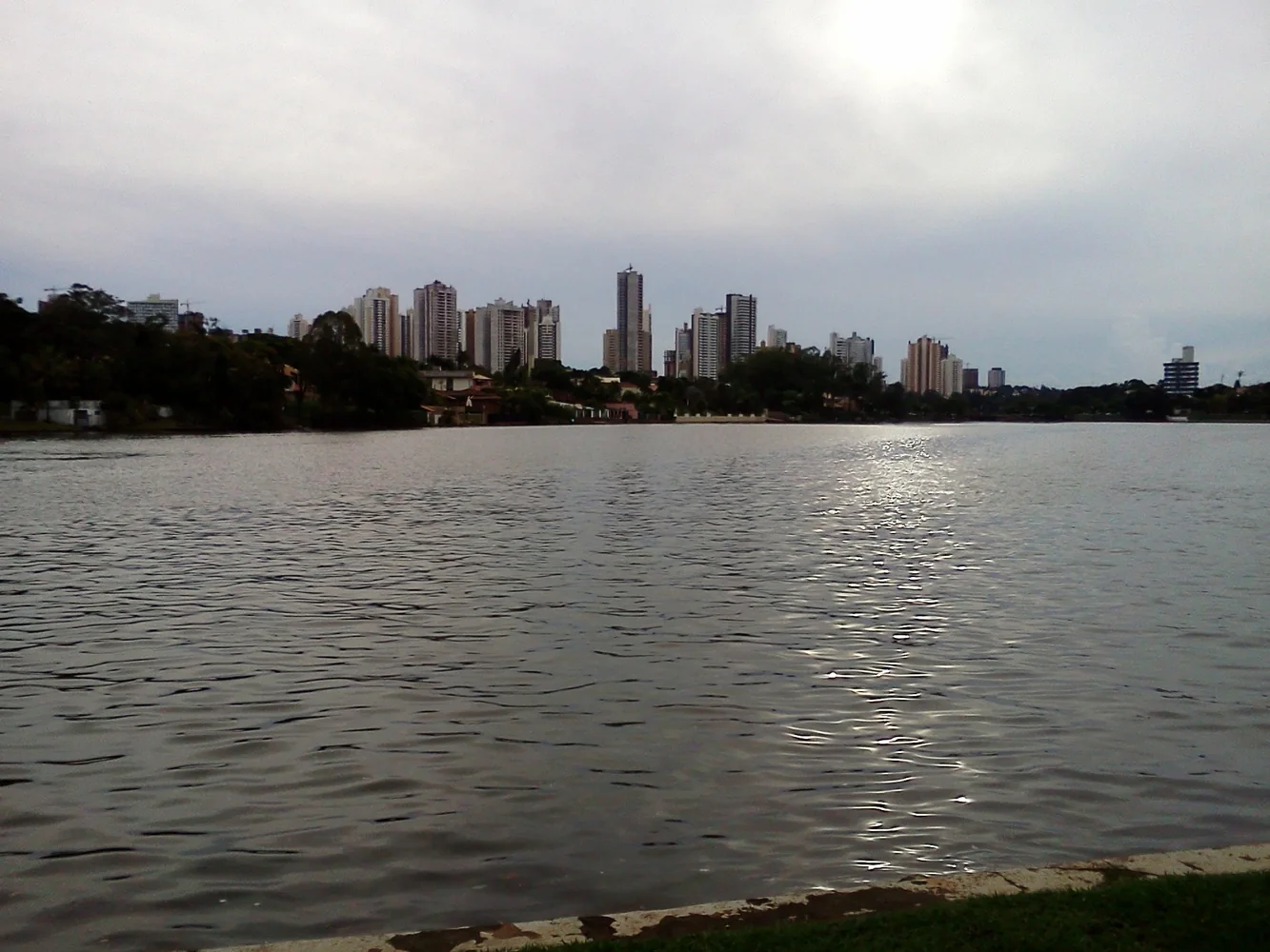 Foto de arquivo do Lago Igapó, em Londrina (PR), em 6 de abril de 2012; SandraCasa.