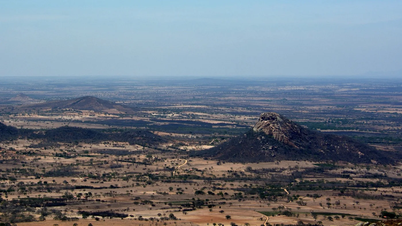 Paisagem semiárida do Sertão de Alagoas, com o Serrote do Vento, fotografada por A. Duarte em 1/12/2017; não registra a estiagem atual em Palestina.