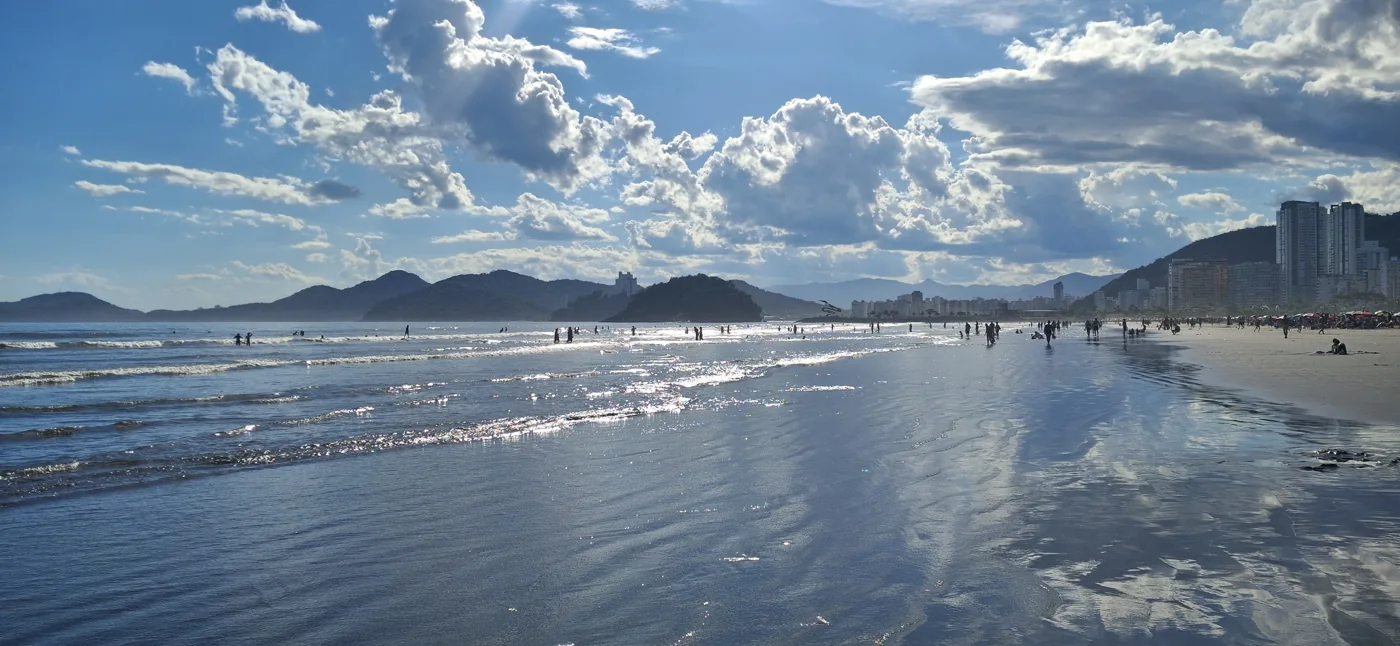 Foto de arquivo da Praia do Gonzaga, em Santos (SP), em 15/12/2024; VictorAyabe.